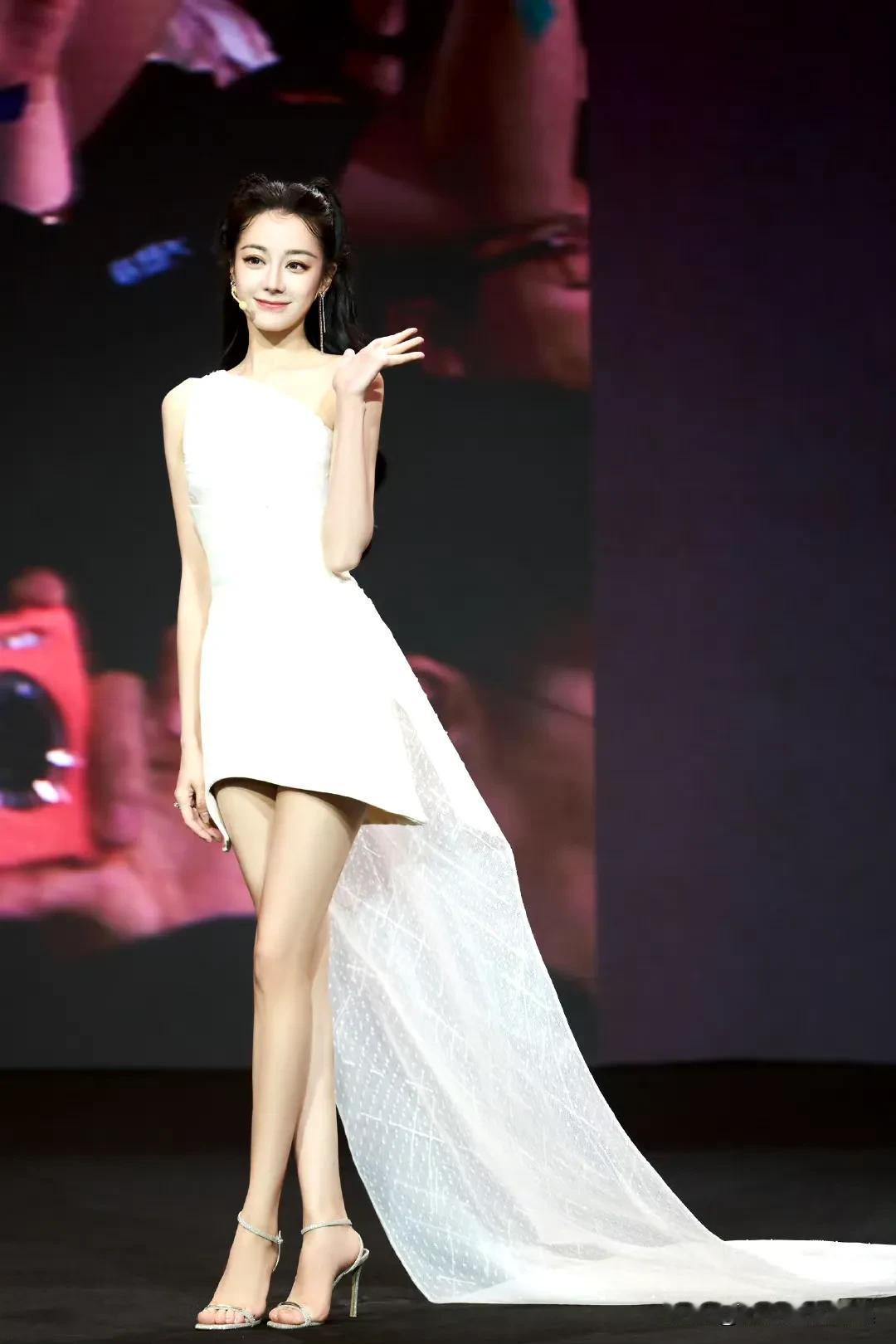 女人如何穿出含蓄的性感? 迪丽热巴红毯白裙造型，甜美的猫系女生 ​​​女生如何穿