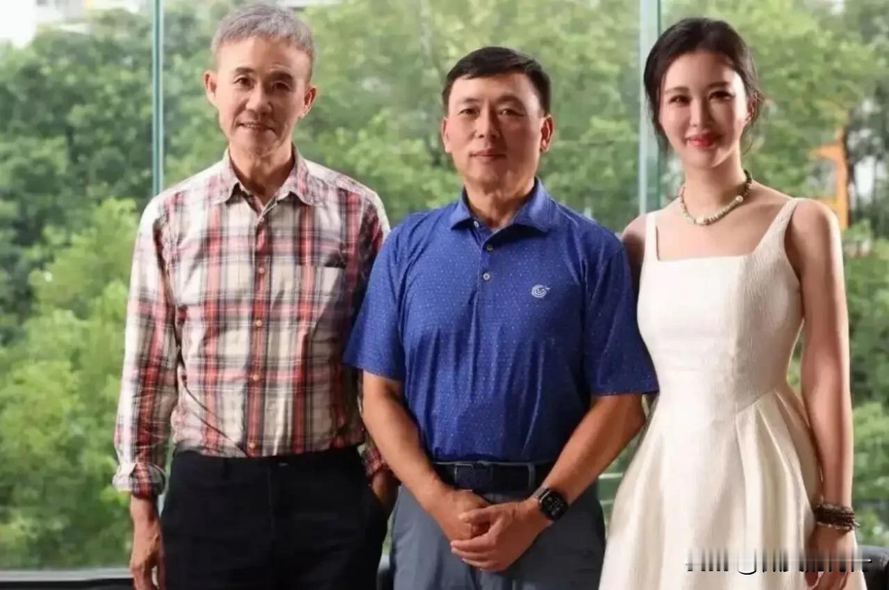 田朴珺标榜自己是独立女性，却事事带上老王为自己站台。

采访段永平，风马牛不相及