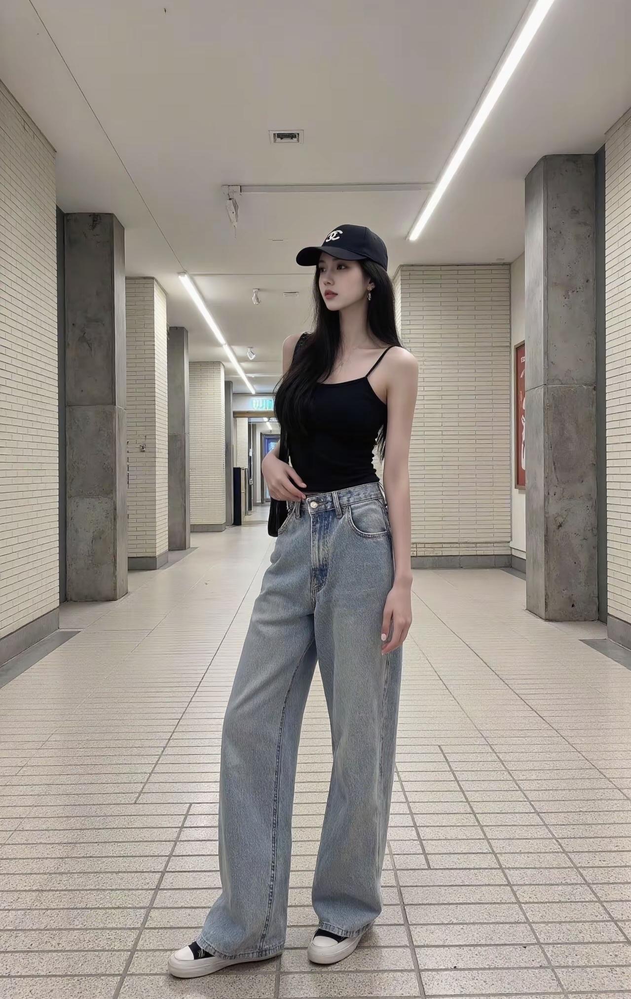 今天的穿搭是“松弛感公式”：短款背心露点腰，阔腿牛仔藏起疲惫，再加顶带标的帽子—
