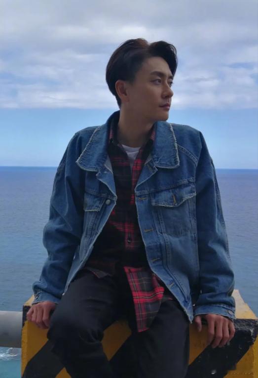 记者问黄宗泽：你会不会学陈伟霆跳去直接宣布做爸爸？黄宗泽一句话就让记者笑得前仰后