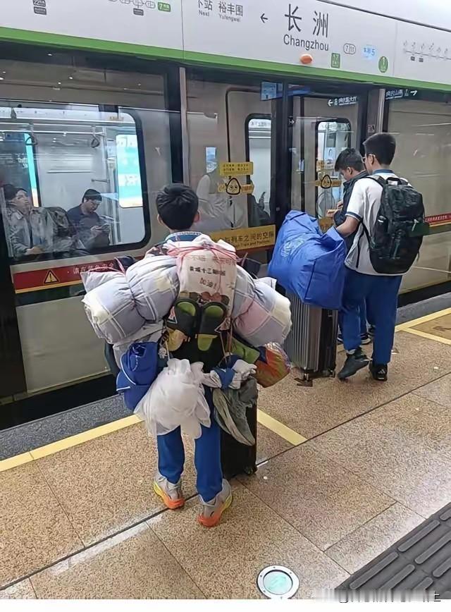 我突然想到一个问题，中国小孩多苦啊，背着一个十来斤的书包，大清早就得出门，下午回