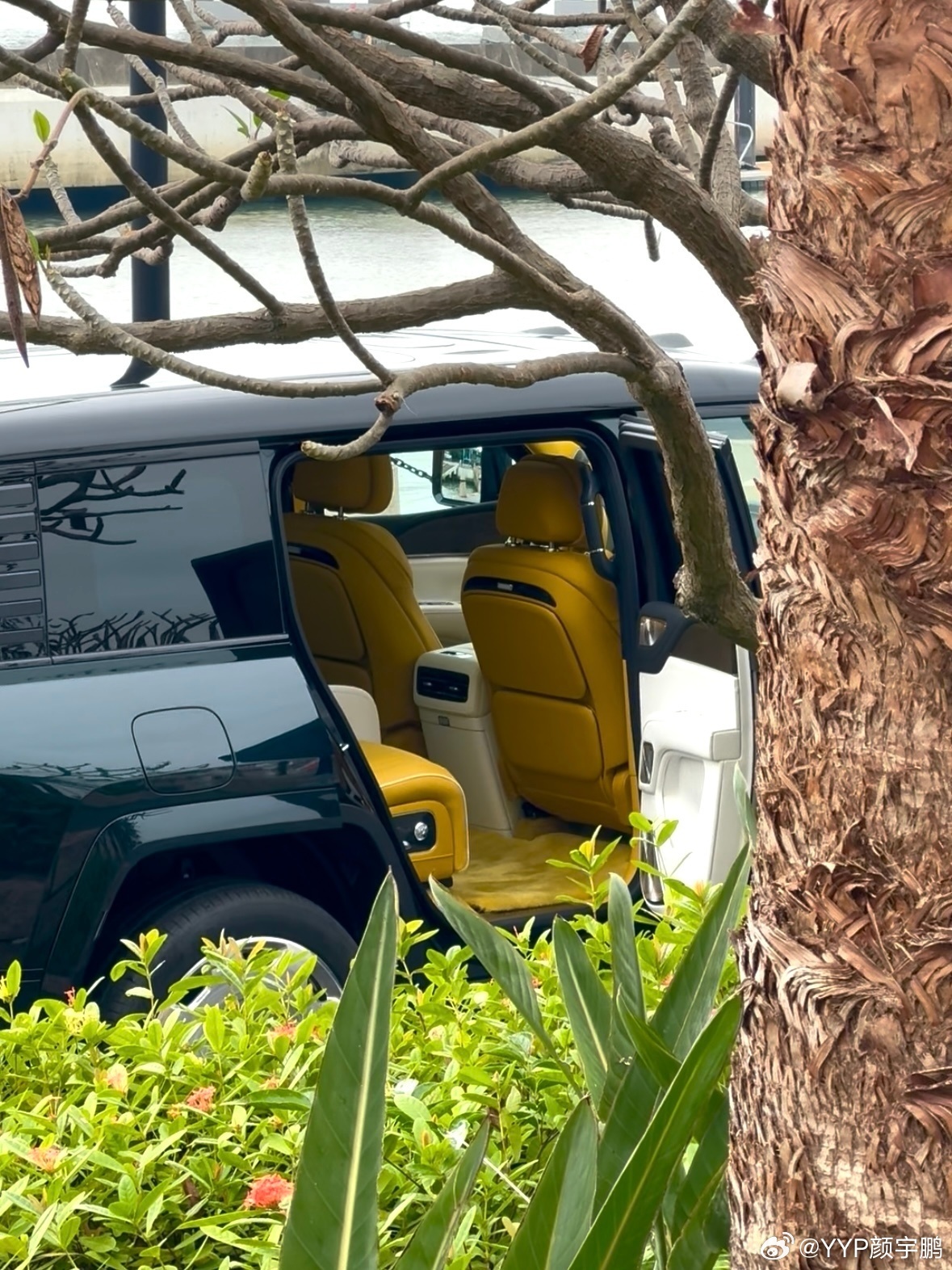 依然被硕大型SUV刷屏——仰望U8L，有人在深圳拍到了4座版，内饰是新配色。我认