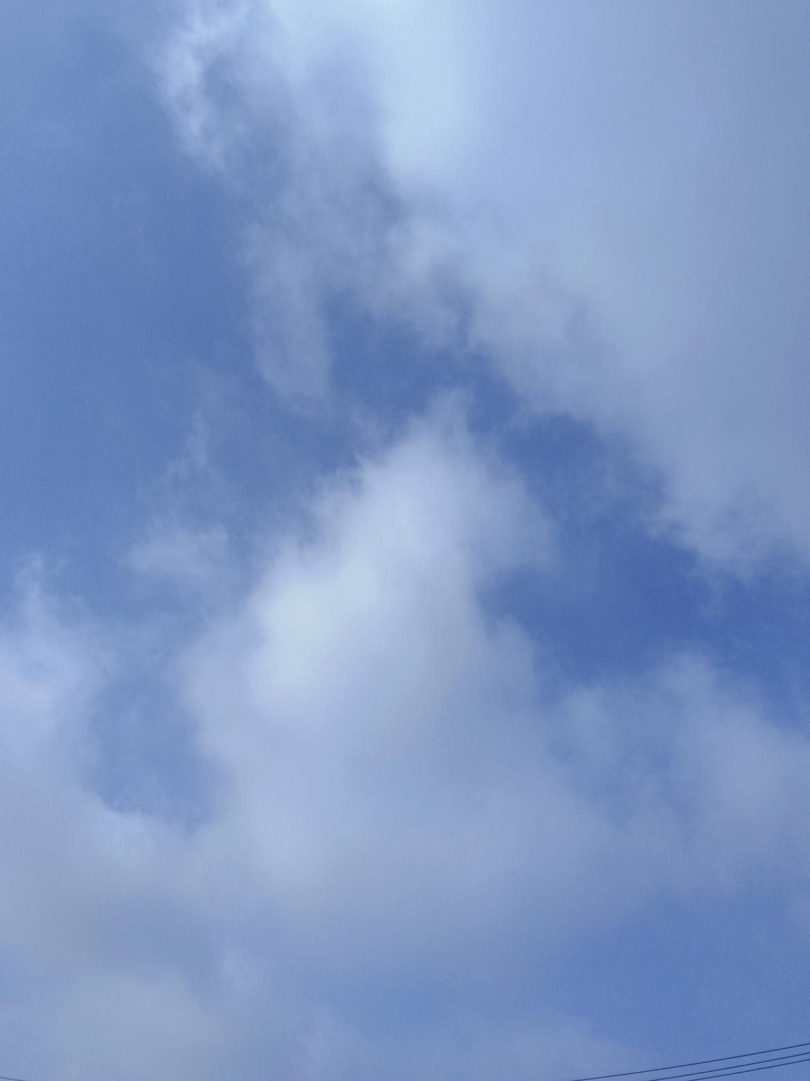 蓝天白云，心旷神怡，美好一天的开始！🌤️💙