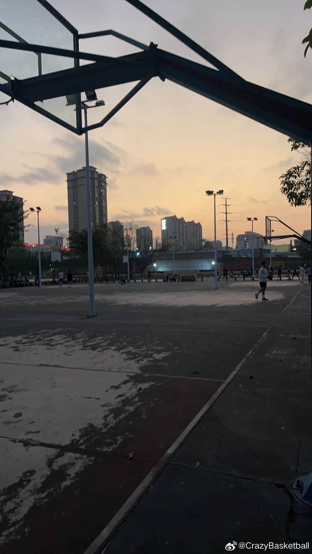 许久没碰篮球，今天约上老友重回球场活动筋骨。忽然想起高中放学，总要和同学打上一会