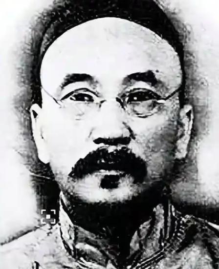 1949年，大特务周伟龙出任国民党交通警察总局总队长，眼见国民党大厦将倾，他开始