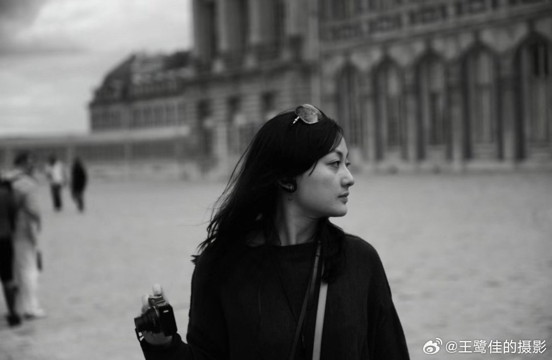 摄影人  王鹭佳用胶片拍的老照片：怀旧的纪念。（摄于法国。我亲外孙子的亲妈）老照