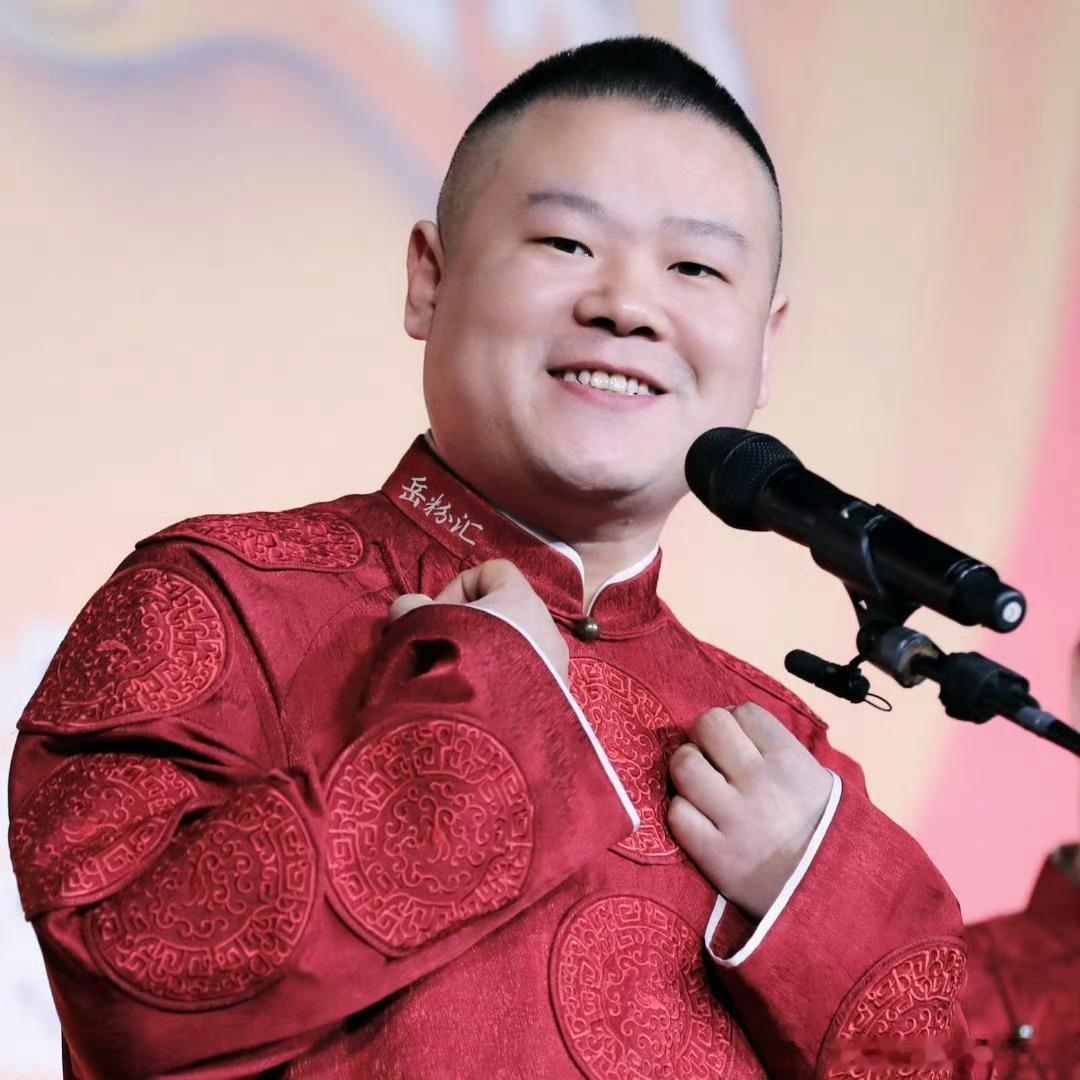 岳云鹏送粉丝签名球杆岳云鹏真的给粉丝寄了签名球杆坐二十多小时硬座去追星，这份热爱