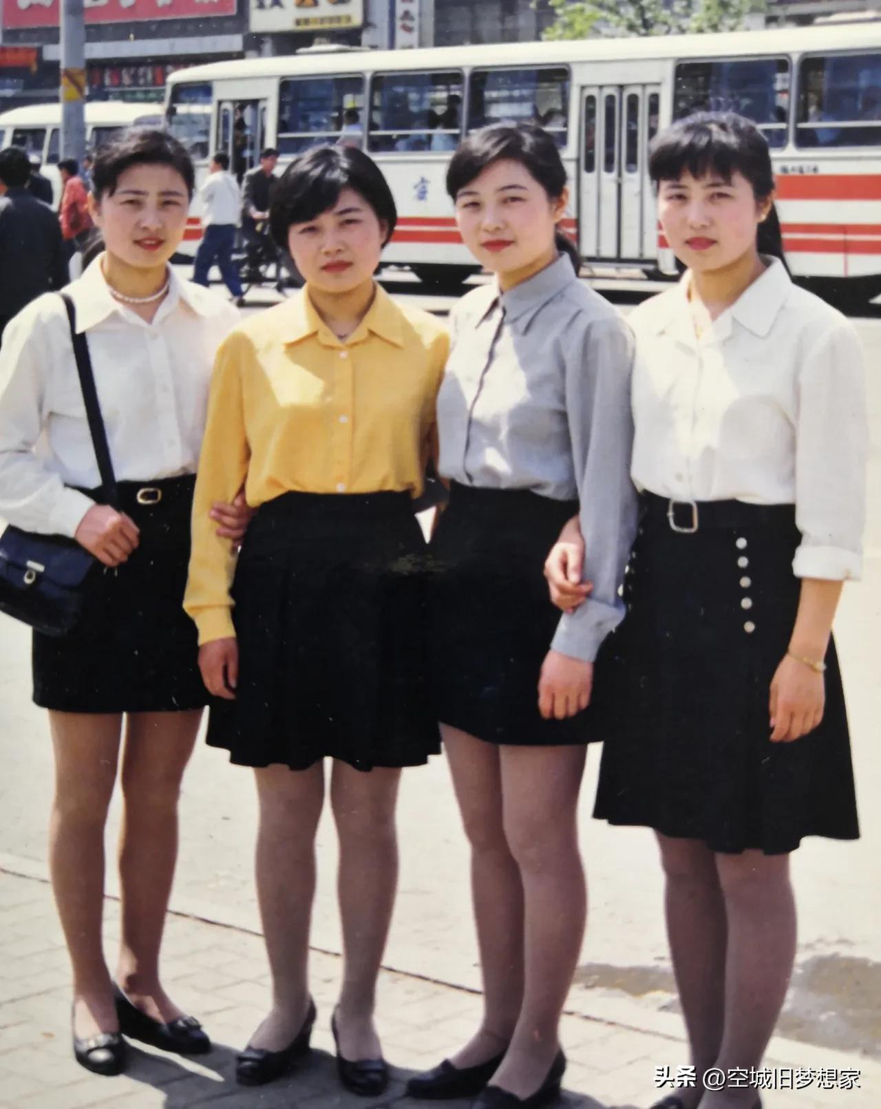 街边长情
 
1995年的春末，徐州的阳光还带着点暖融融的劲儿。四个刚从卫校毕业