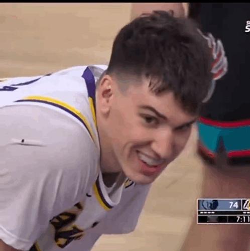 这孩子自己都情不自禁了！拉拉维亚“二运”，偷偷看了一眼裁判，裁判表示：“小毛病”