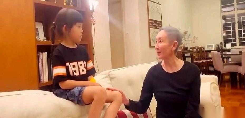 女人千万别为了男人的“丁克梦”，去结自己的账。
刚才刷到施南生逗尔冬升9岁小女儿