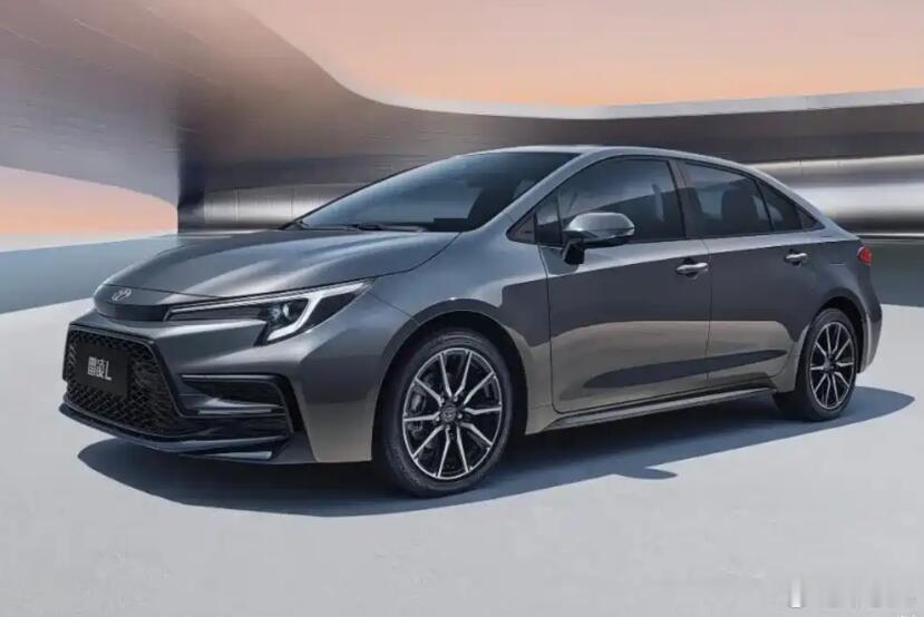 雷凌L长度增加了55mm，轴距加长了50mm，虽然外观没什么大变化，但内饰与科技