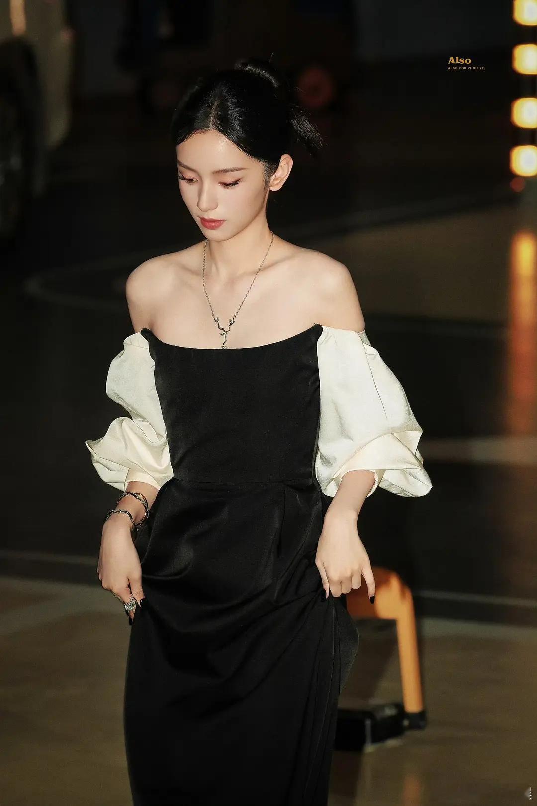 周也出发图上身迪奥超季+迪奥百万珠宝+塔思琦高珠，造型如何？ ​​​