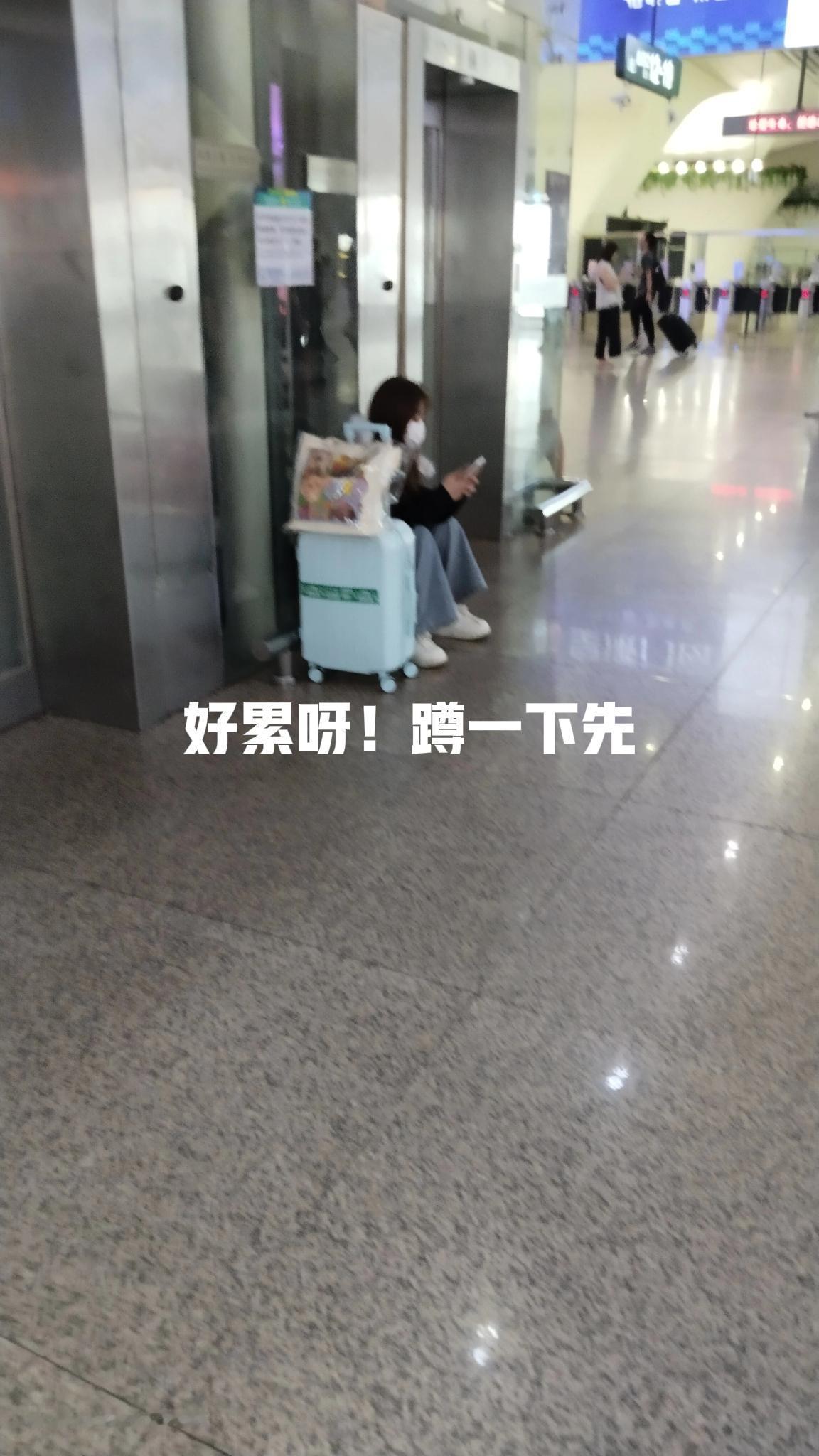 若大一个广州南站，竟容不下几个凳子！！按理说接了人会马上离开，根本无需要坐下休息