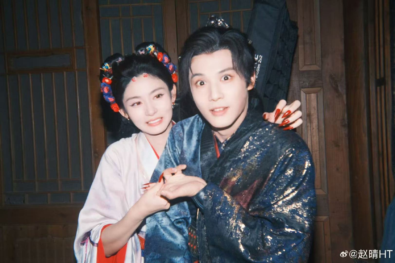 郑业成赵晴合照赵晴晒与郑业成合照 哇哦！赵晴晒与郑业成合照，两人站一起好般配啊！
