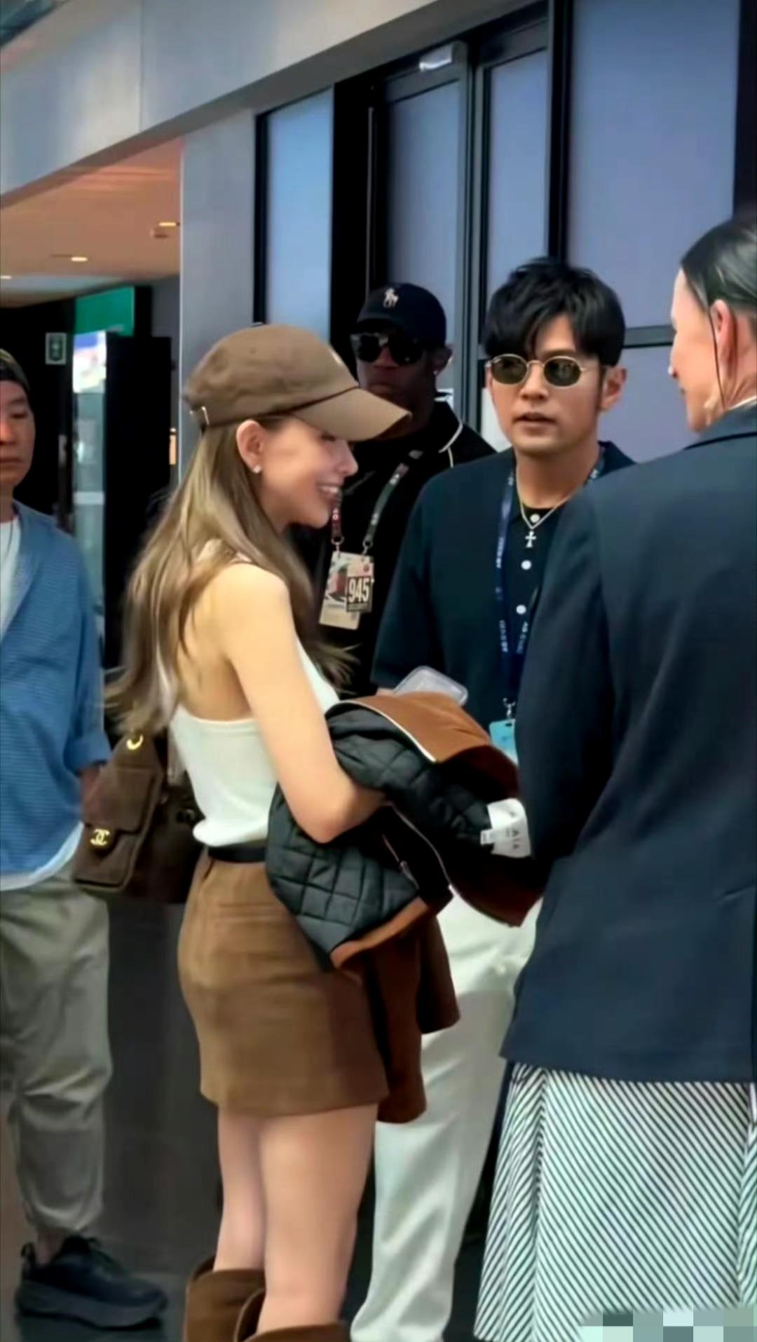 周杰伦昆凌国外同框被偶遇！周董二十年颜值没变，昆凌辣妹身材太吸睛
 
周杰伦和昆