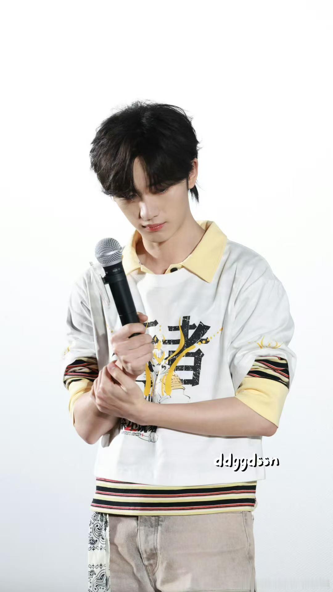 丁程鑫大同路演奶黄包造型 ​​​被这个丁程鑫萌晕简直易如反掌～奶黄色衬衫内搭太适