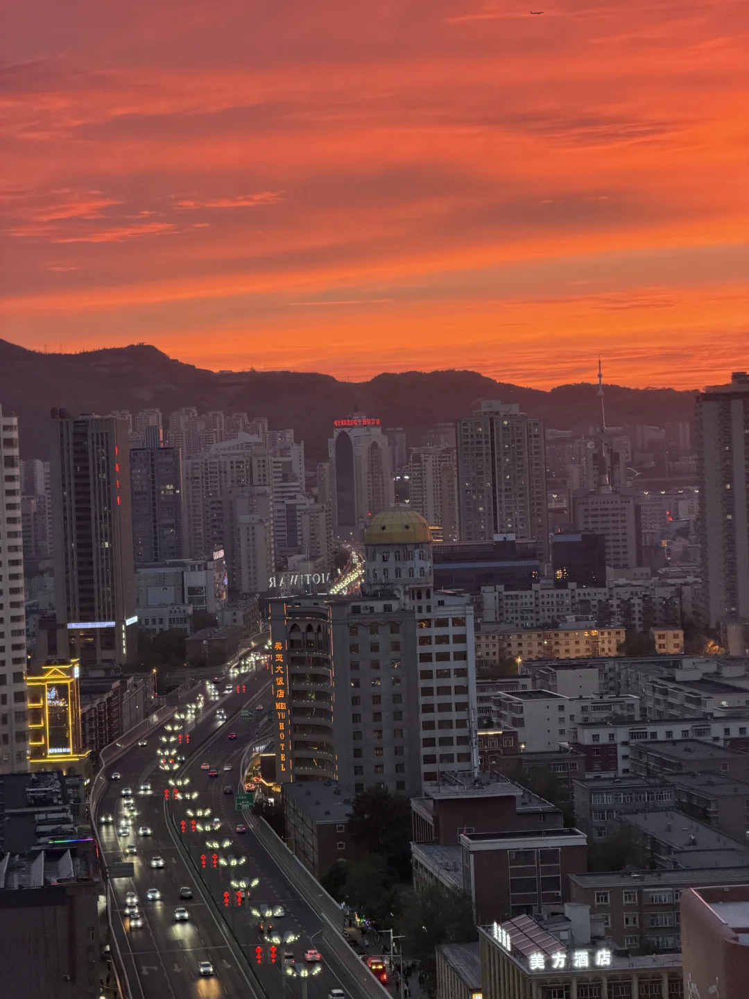 此刻，新疆乌鲁木齐的日落🌅live图