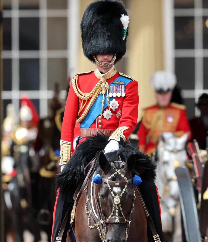 骑马贺寿？在查尔斯三世的官方生日阅兵式上，威尔士亲王威廉王子和安妮公主出席活动。
