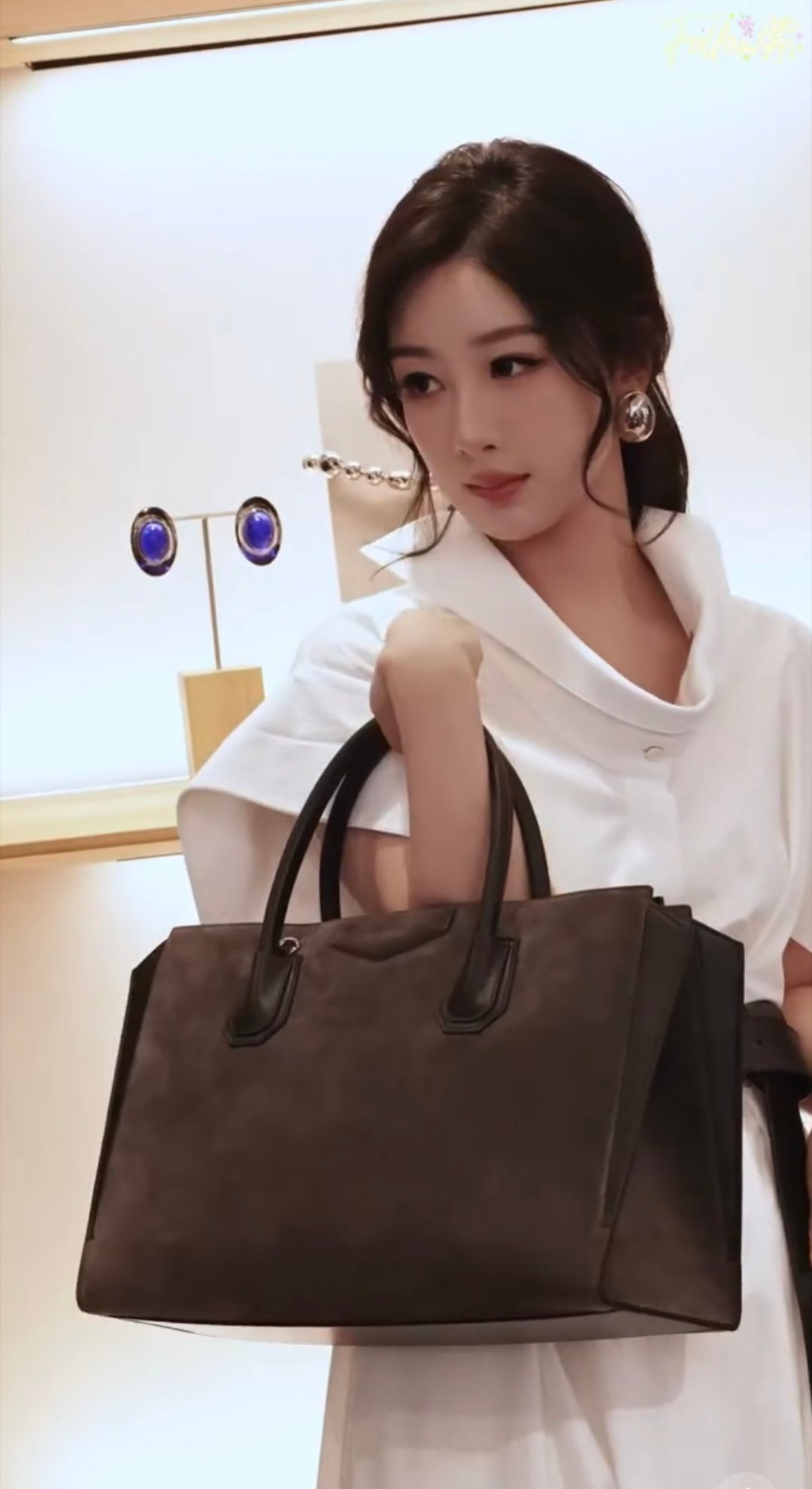 ‍杨紫玉兰花开君再来 🍇‍杨紫董竹君 "找不到伞，那就陪你一起等雨停𝙒𝙖?