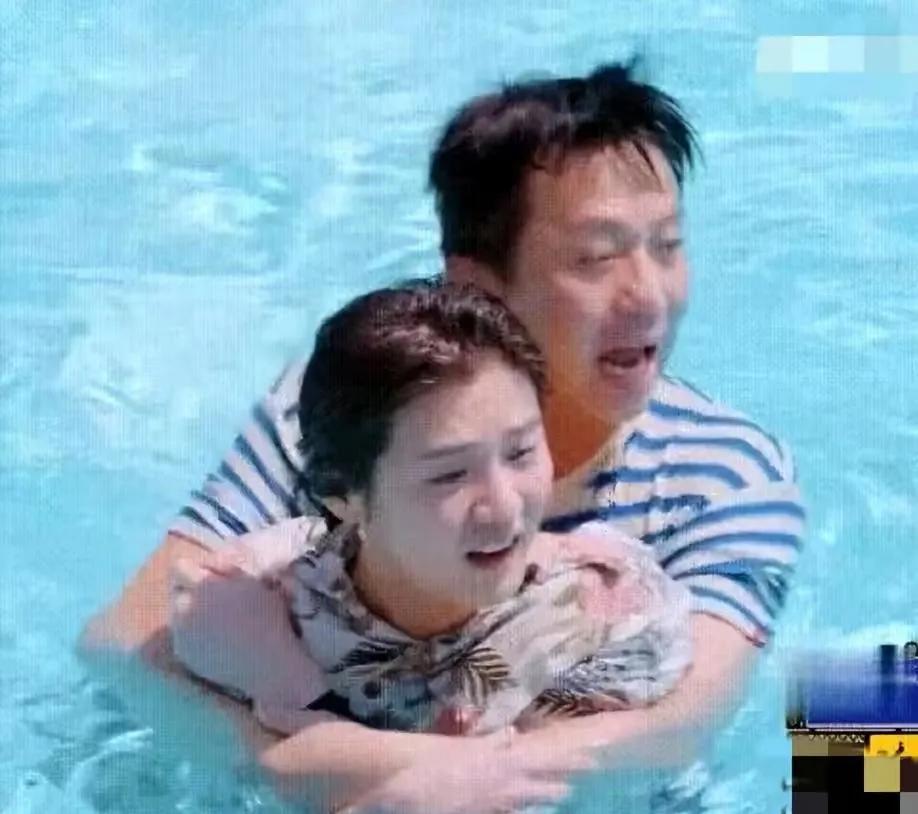 邓超真不老实，在泳池里抱着个大美女。不过他跟这位美女都还挺有分寸的，知道亲密接触