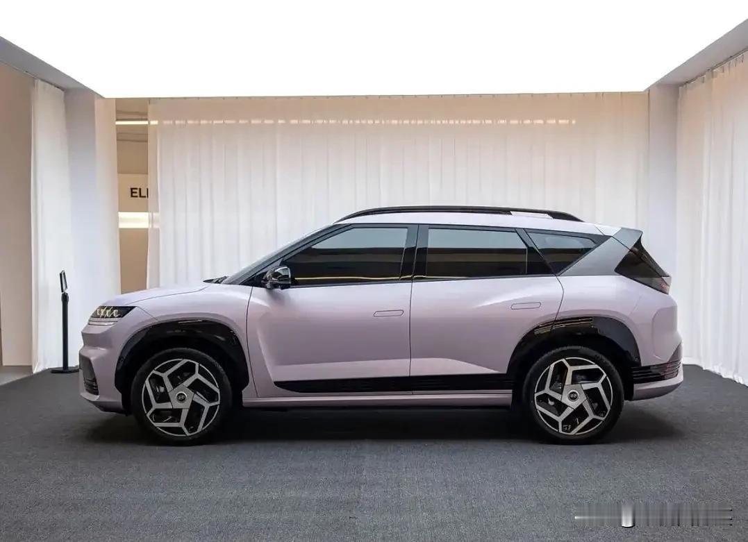 令人惊喜的是，EO羿欧成功将30万级以上车型的配置体验带入了15万内市场。全系标