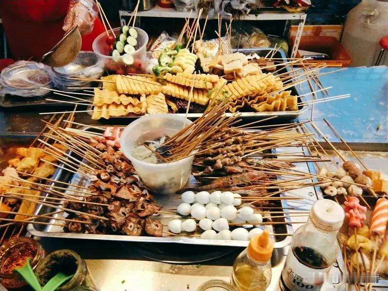 我对路边的流动小吃摊有心理阴影了。天黑了，一个卖炸串的小吃车停在路边，车旁没人，