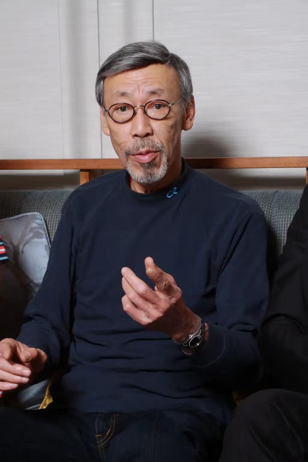一段非常智慧的话：“你一定要学会逆向思维，比如一棵树倒了，把你的车砸了，你找人赔