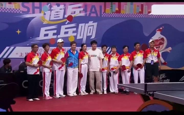 上海嘉年华！这张合照是樊振东主动要求拍的！这些跟樊振东合照的，都是帕金森患者。他