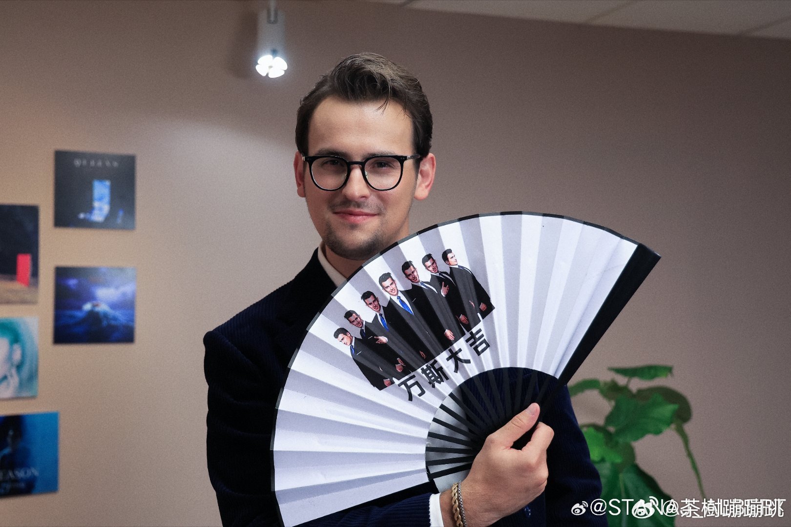 歌手直播斯纳吉听到传闻后那个震惊的表情太真实了，艾略特也是果断拒绝，两位外籍歌手