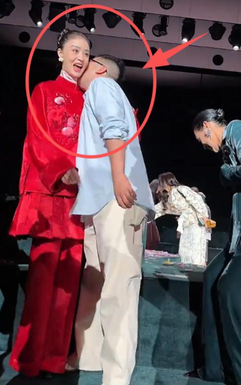 蒋欣在上海参加大秀，被品牌方男总监亲了脖子后，她吓得大喊了一声，同时抬起了腿和手