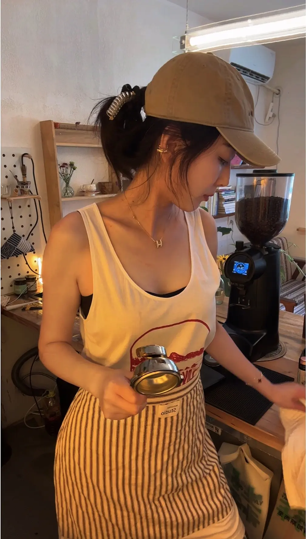 不必迎合所有目光，侧脸自有我的倔强。