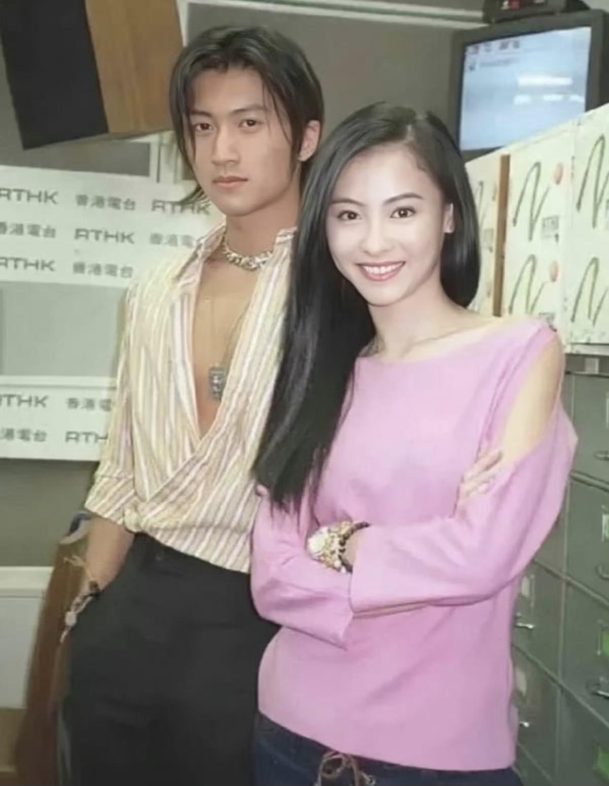 王晶爆出张柏芝谢霆锋离婚原因，王晶感叹张柏芝真的好喜欢谢霆锋，在谢霆锋拍戏手指受
