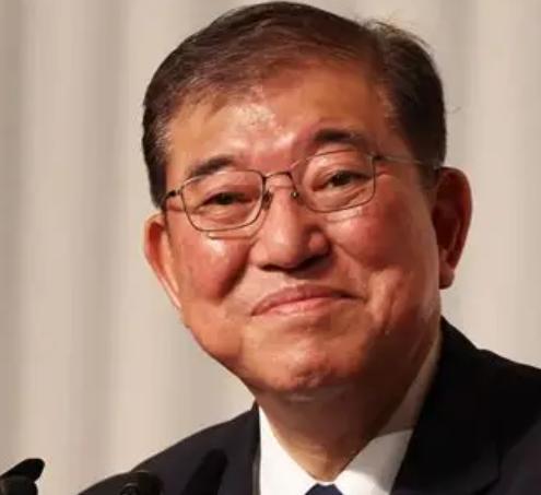 石破茂那老头说了一句大实话，把现在日本那帮人给怼得够呛
事情得从去年11月说起。