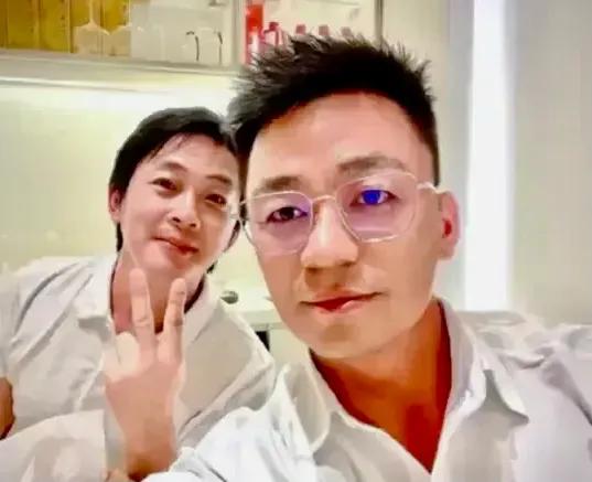 王宝强，这真的是王宝强吗？
美颜相机的功劳，满脸都放光了！！
差点看成了汪小菲！