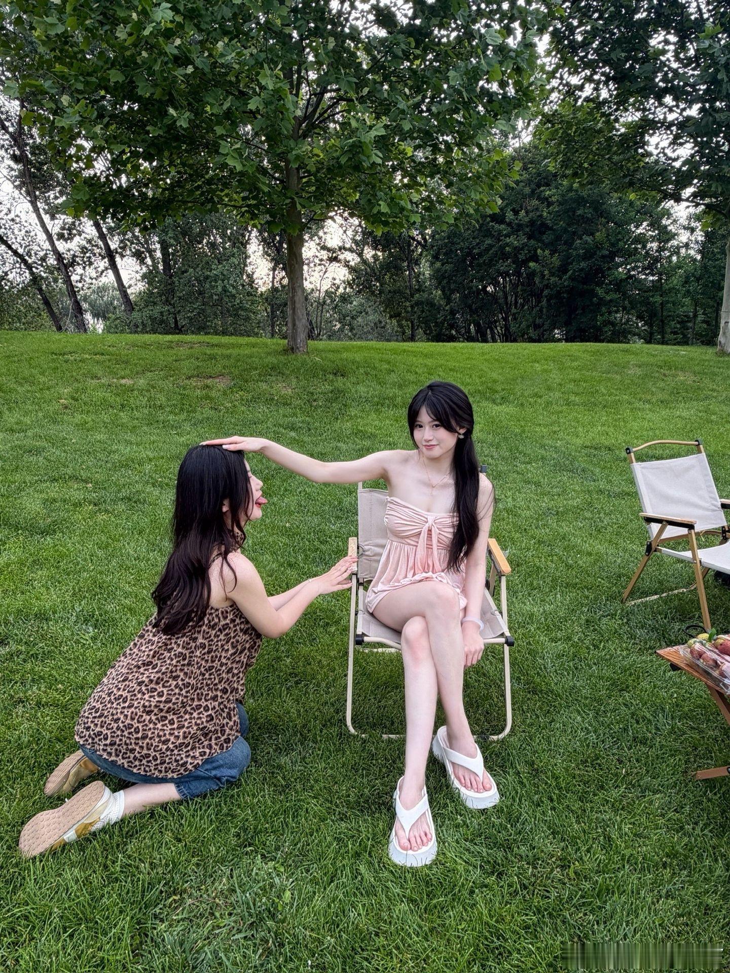 夏天就要和好朋友一起去露营 姐妹拍照姿势 抽象 新的姐妹拍照姿势来了📷 