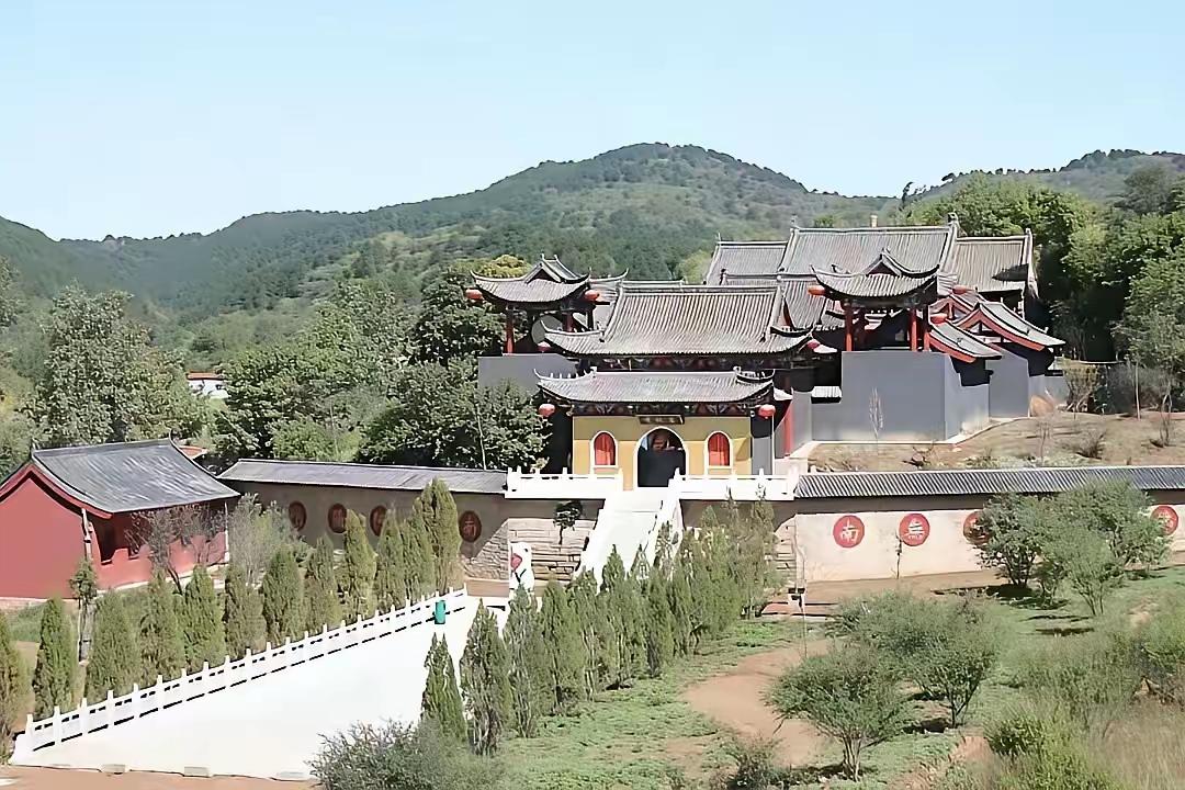 刚刚刷到这张照片，网友说这是任铁柱在山上修建的宝灵山通禅寺！
我们把照片反反复复
