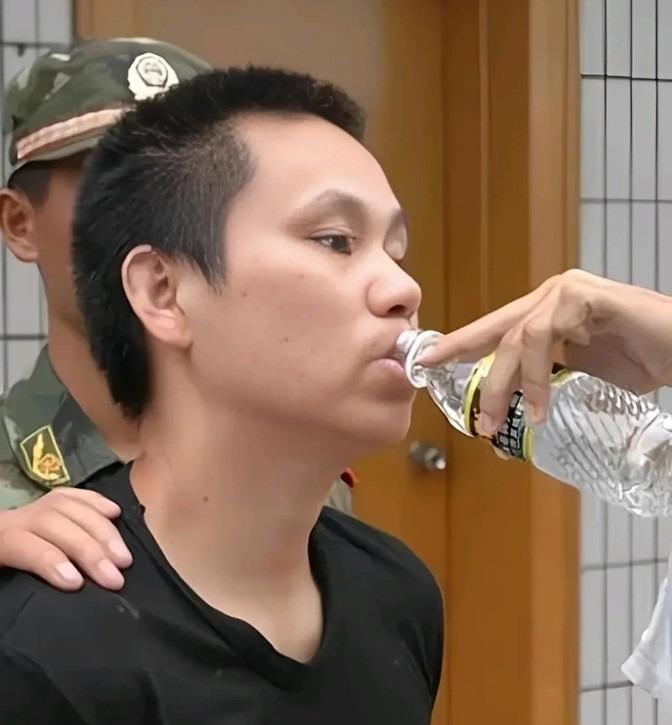 2008年，海南毒枭张勋良被执行死刑，在临刑前，他乞求再喝一口水，眼看自己即将死