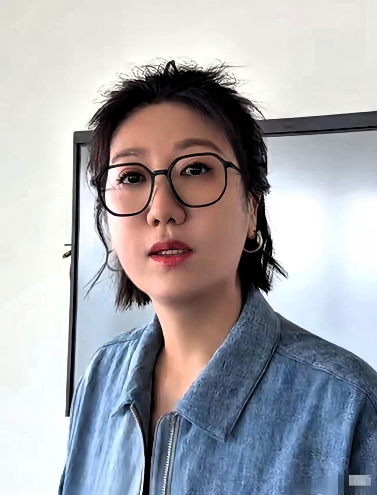 内娱终于出了个可怕的主持人，
易立竞
不是说她长相，是说她的采访风格，实在是太犀