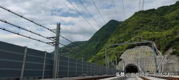 坐山区高铁进隧道手机变无服务，几乎是所有人的固有印象。但西十高铁打破了这个惯例，