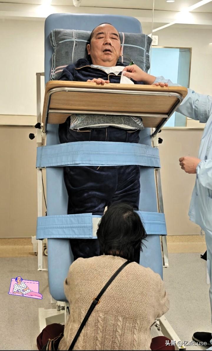 我爸上个月突发脑梗瘫痪，半边身子动弹不得，话也说不清楚。我是独生女，没有兄弟姐妹