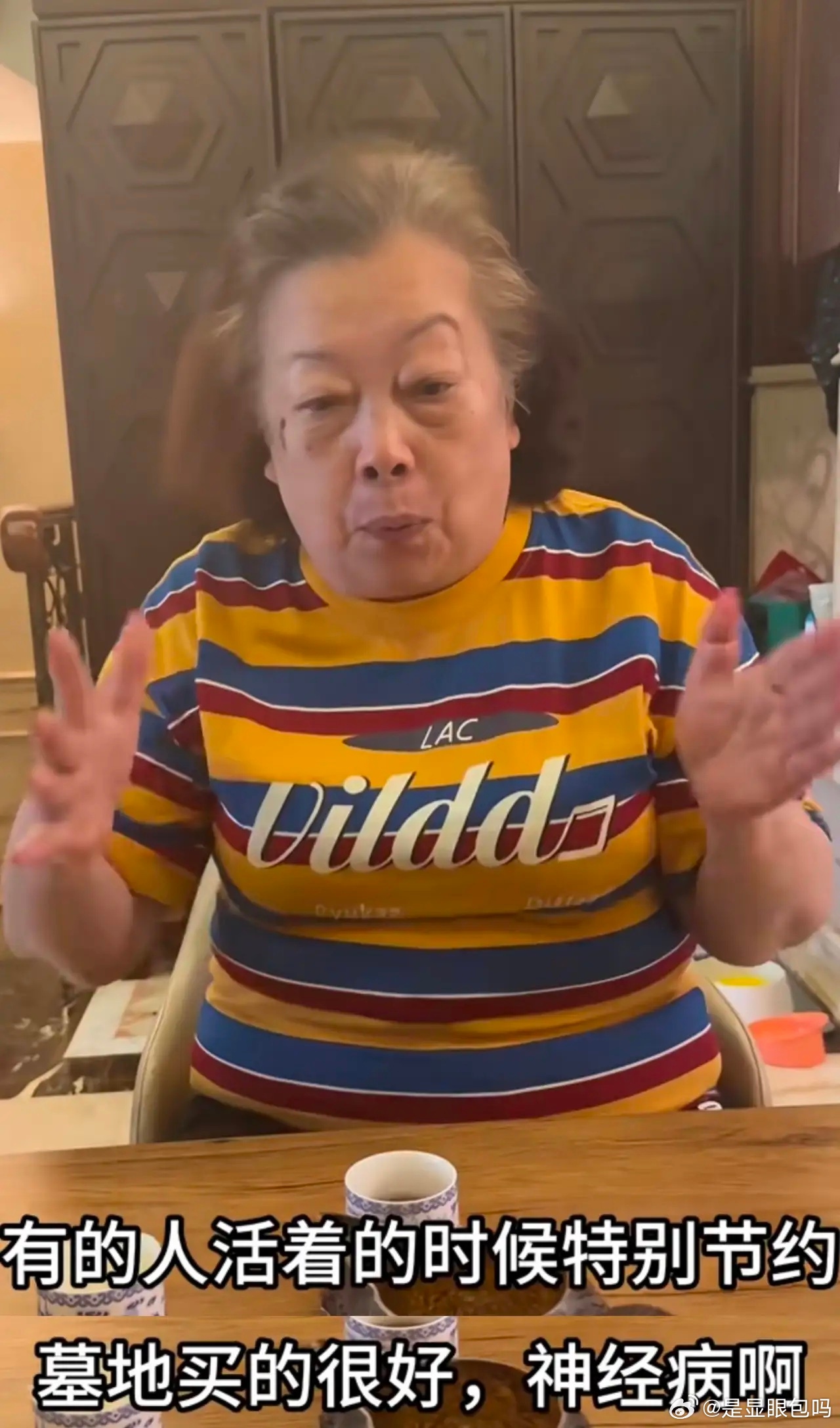 演员陈龙八十岁的老母亲活得是真通透，陈龙想带她去做做体检，陈妈妈直接拒绝，说自己