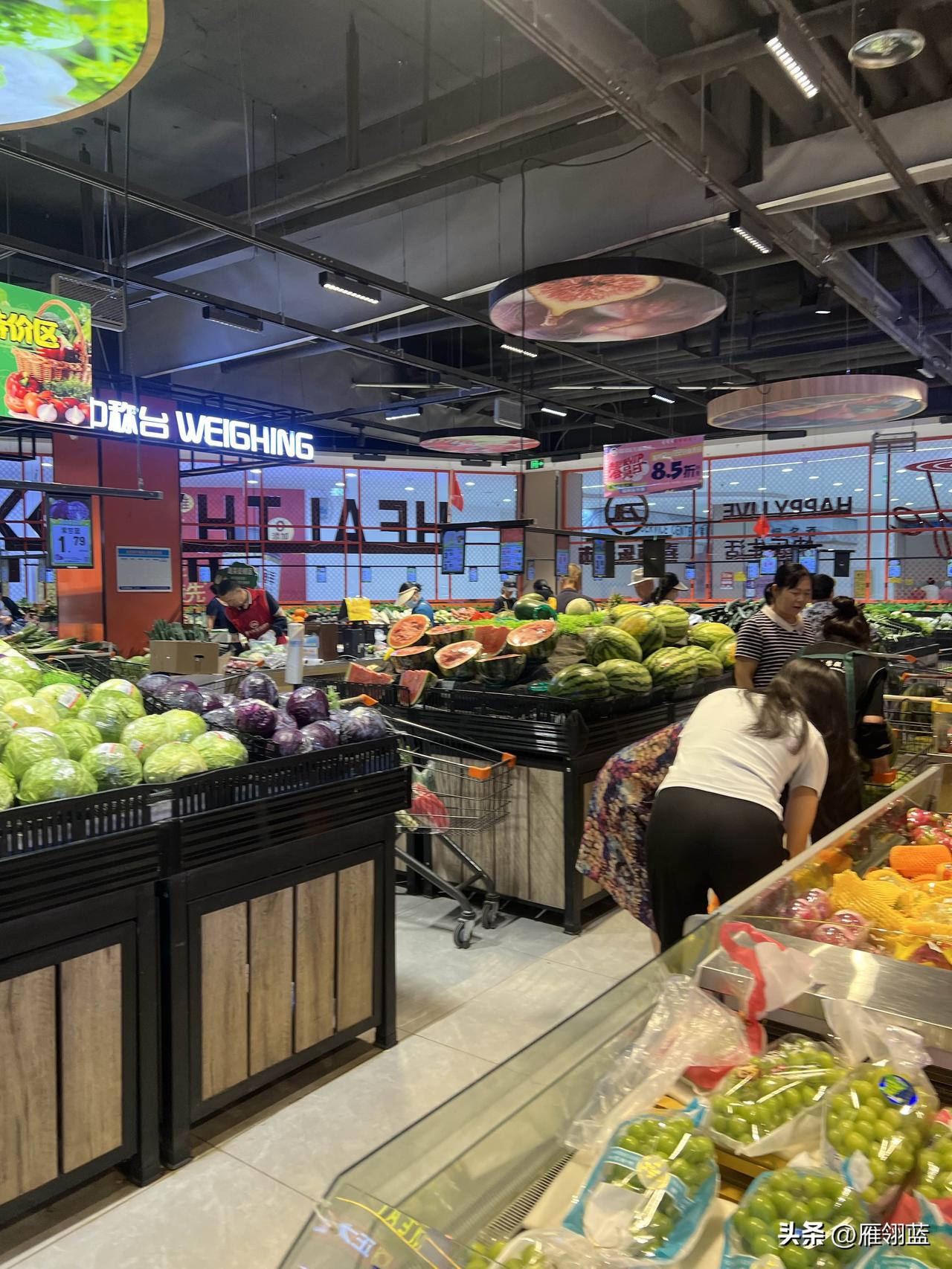 兰州嘉百乐超市——给管理层点赞
前几天去超市买东西，买西瓜的时候让工作人员给我切