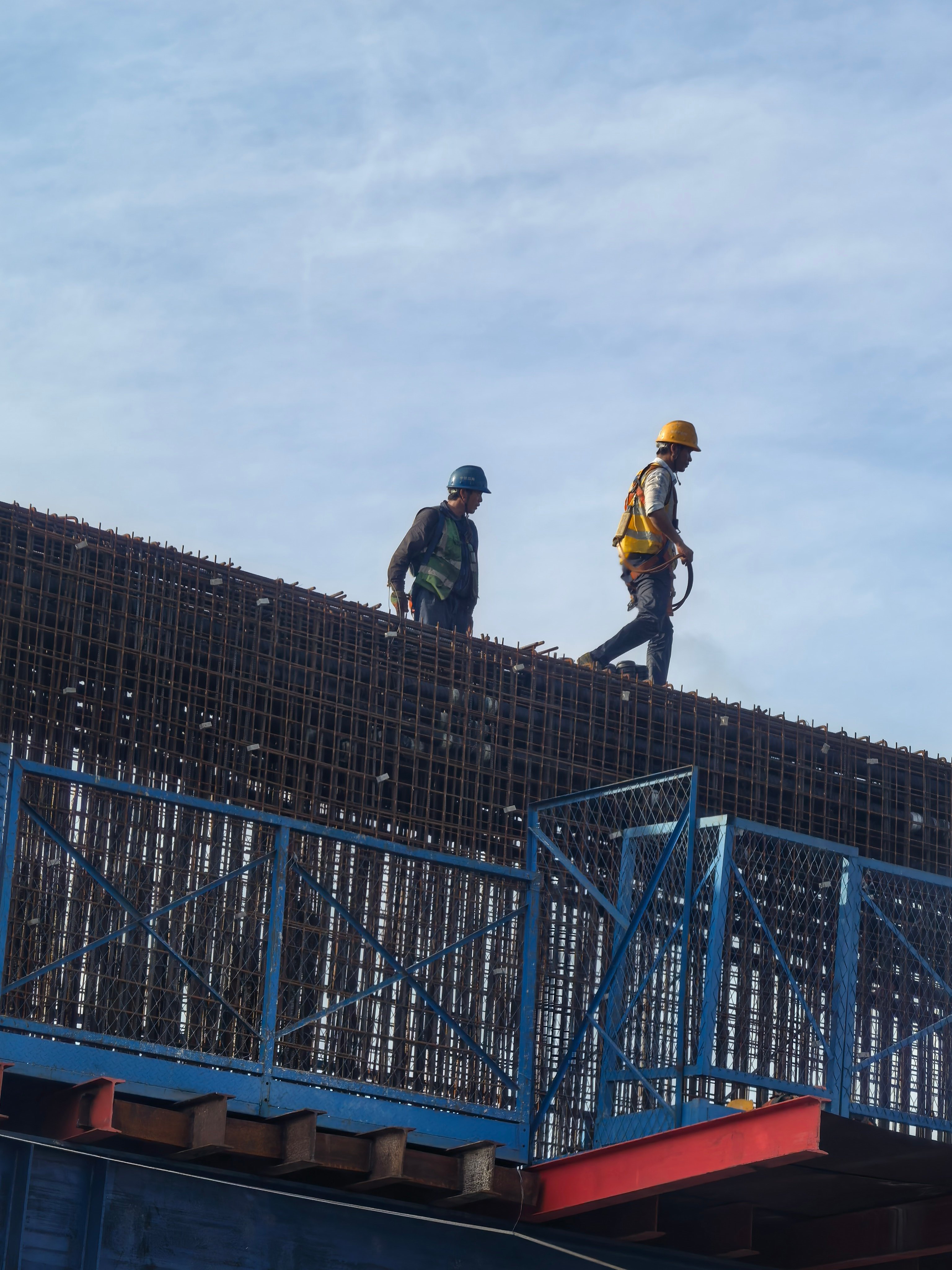 这么早就有道路施工工人过来干活了，看来这条高速公路的建设进度在加快，希望早日能够