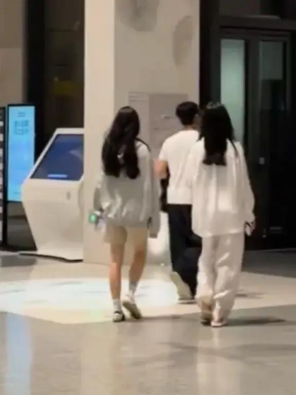 阿那亚偶遇佟大为一家，10岁儿子像爸爸，俩女儿身高优越长腿抢镜！ 