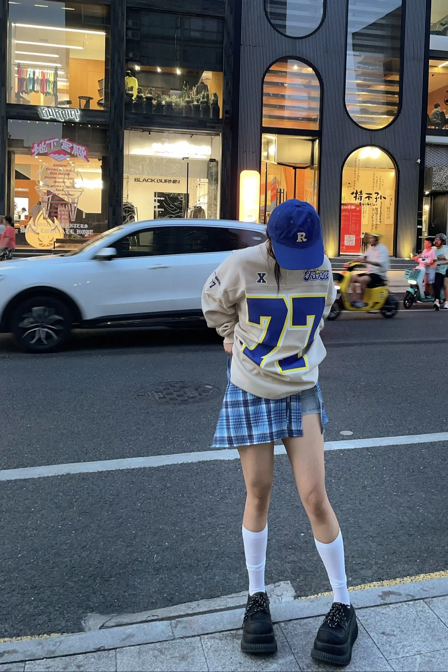 真正喜欢你的人会想办法留在你身边 其他的你不用管