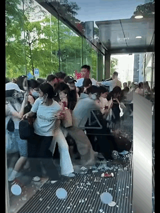 张凌赫南宁见面会广西南宁万象城，张凌赫来了，追星现场一片火热，纳闷的是，为什么都