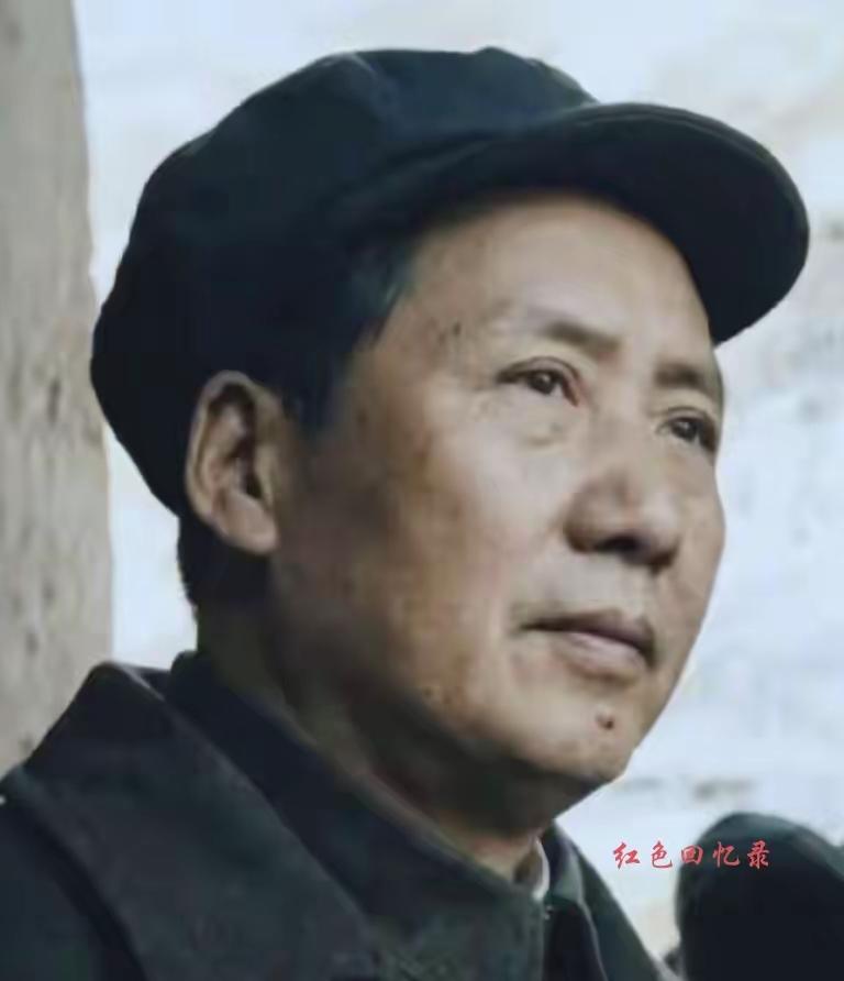一眼坚定，一生为民
 
谁能一辈子守住初心，不图名利，只一心为百姓办实事？现实里