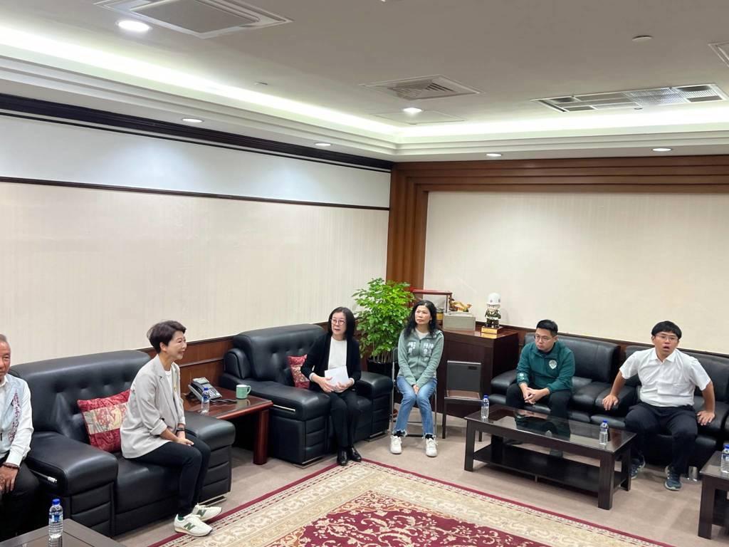 台南市长初选民调中胜出的立委陈亭妃（左一），于20日专程拜访了立场倾向“挺宪”的
