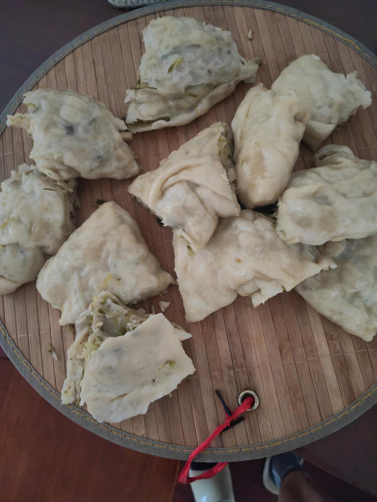 今天在家里买了4元钱的豆腐，一元钱的萝卜，一棵葱，一块姜，二两花生油，二斤面，蒸