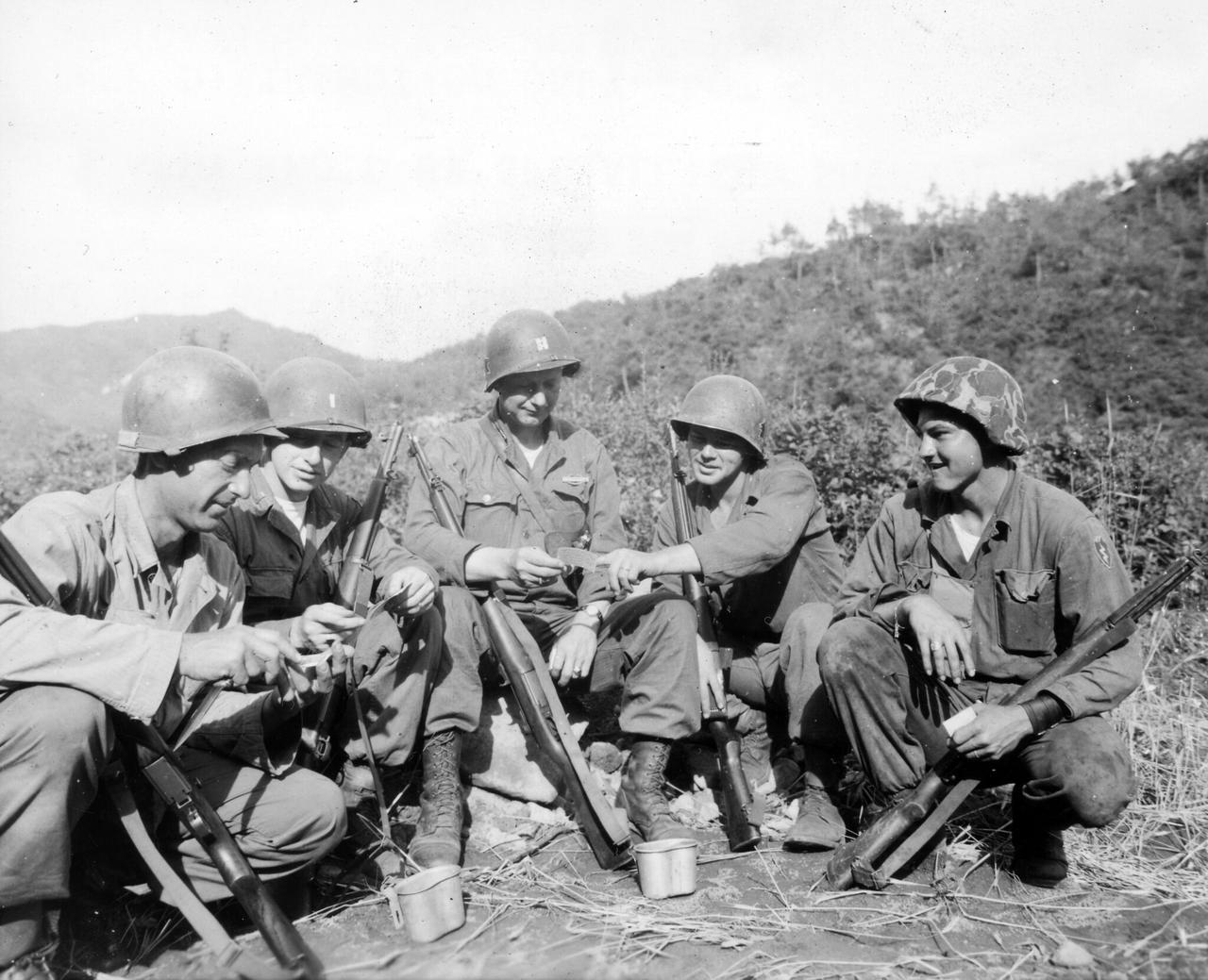 轻兵器科普轻兵器爱好者75年前5名美军士兵在战场上看家信……这张照片拍摄于195